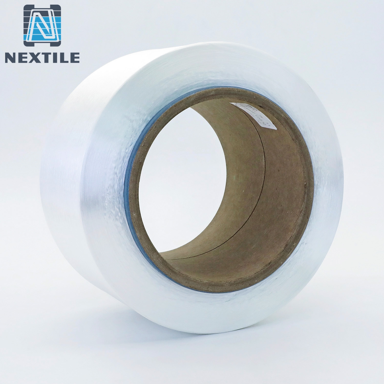 ¿Cuáles son los usos comunes de los hilos de filamentos de poliéster en la fabricación textil?